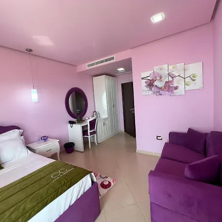 Hotel Cc & *